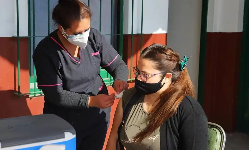 Vacuna anticovid: aplican el tercer refuerzo a grupos de riesgo en la provincia