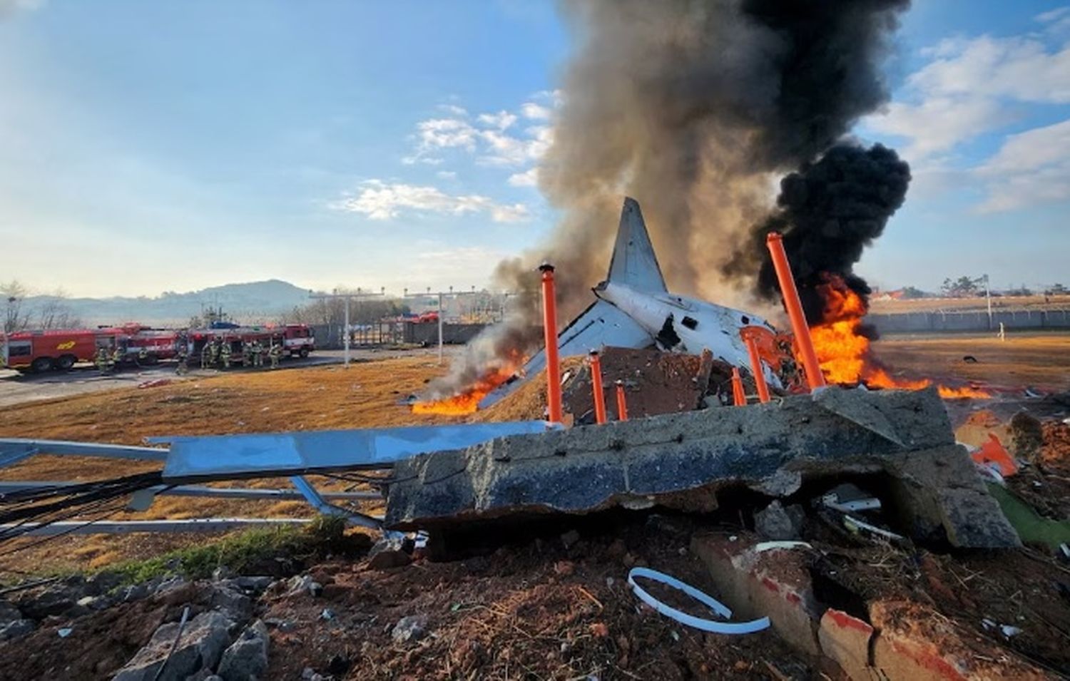 Video: un avión se incendió y causó al menos 176 muertos en Corea del Sur