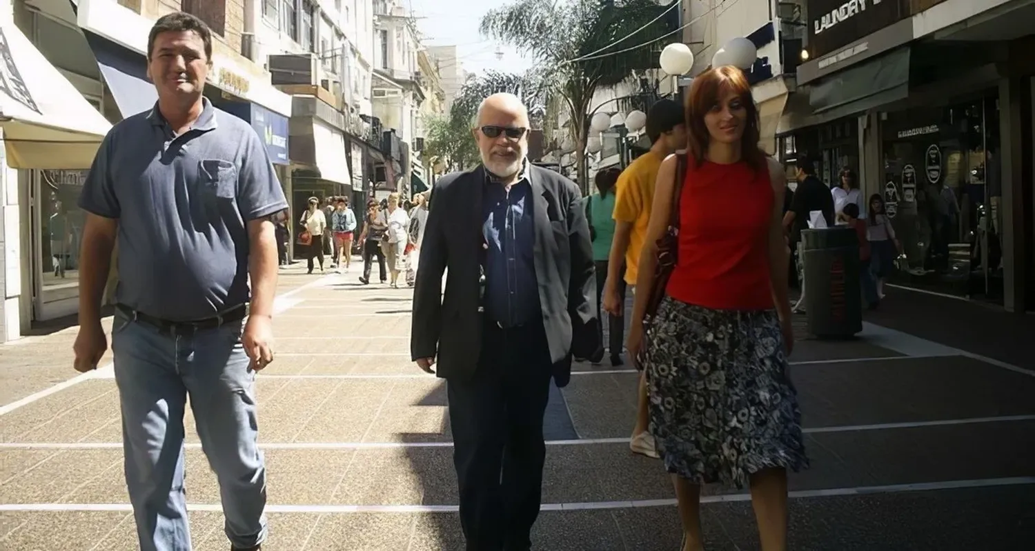 Ricardo Cohen, el reconocido Rocambole (en el centro de la imagen), recorre la peatonal San Martín de la capital provincial en 2008 junto a Sergio Invinkelriedt e Isabel Molinas. Su muestra fue todo un éxito.