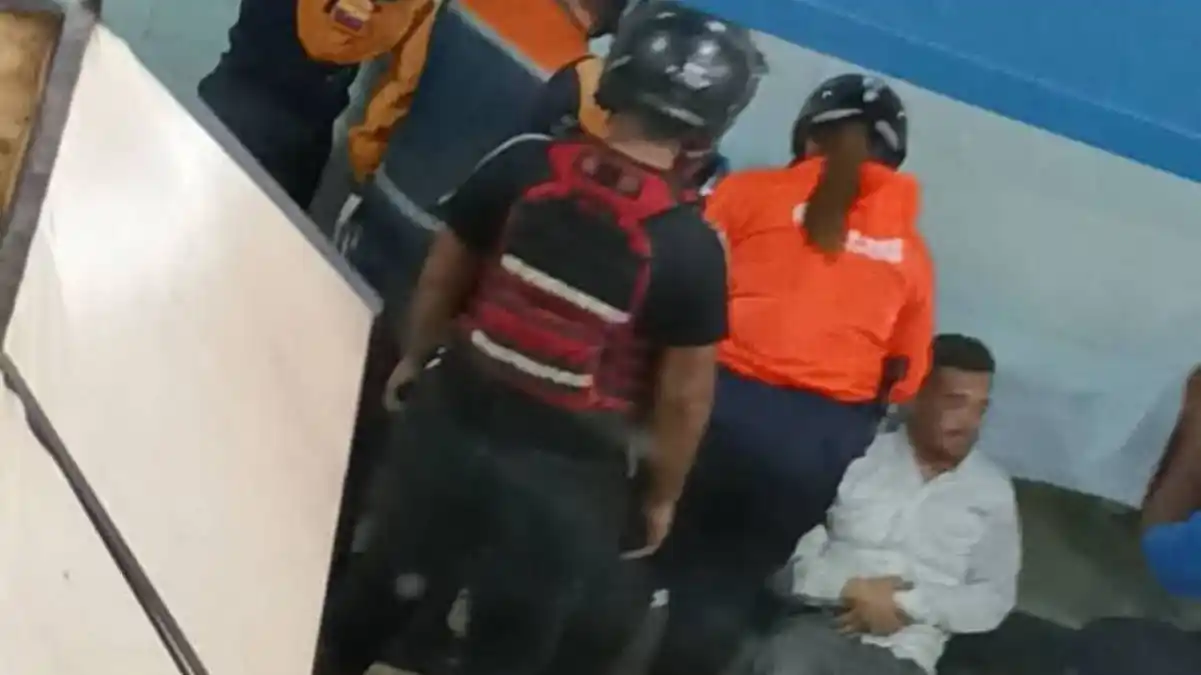 Carro perdió los frenos y fue a parar a área de establecimientos de centro comercial en Maracay (VIDEO)