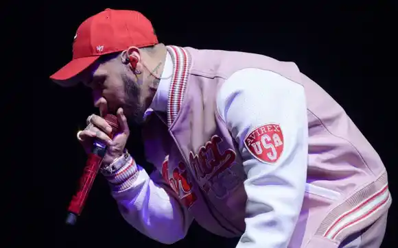 Anuel AA no solo cantó, también compartió con este funcionario