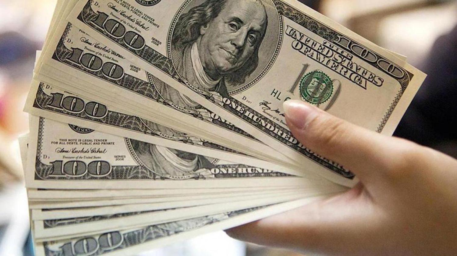 El dólar siguió subiendo y cerró la jornada a 60 pesos