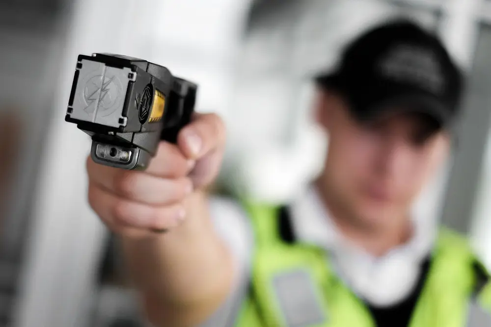 Arietto presentó un nuevo proyecto para autorizar el uso de pistolas Taser.