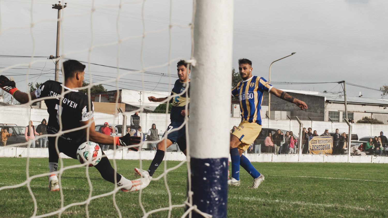 Boca goleó a Echegoyen para seguir en pelea