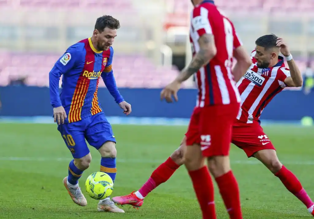 Barcelona igualó con el Atlético, que sostuvo la punta