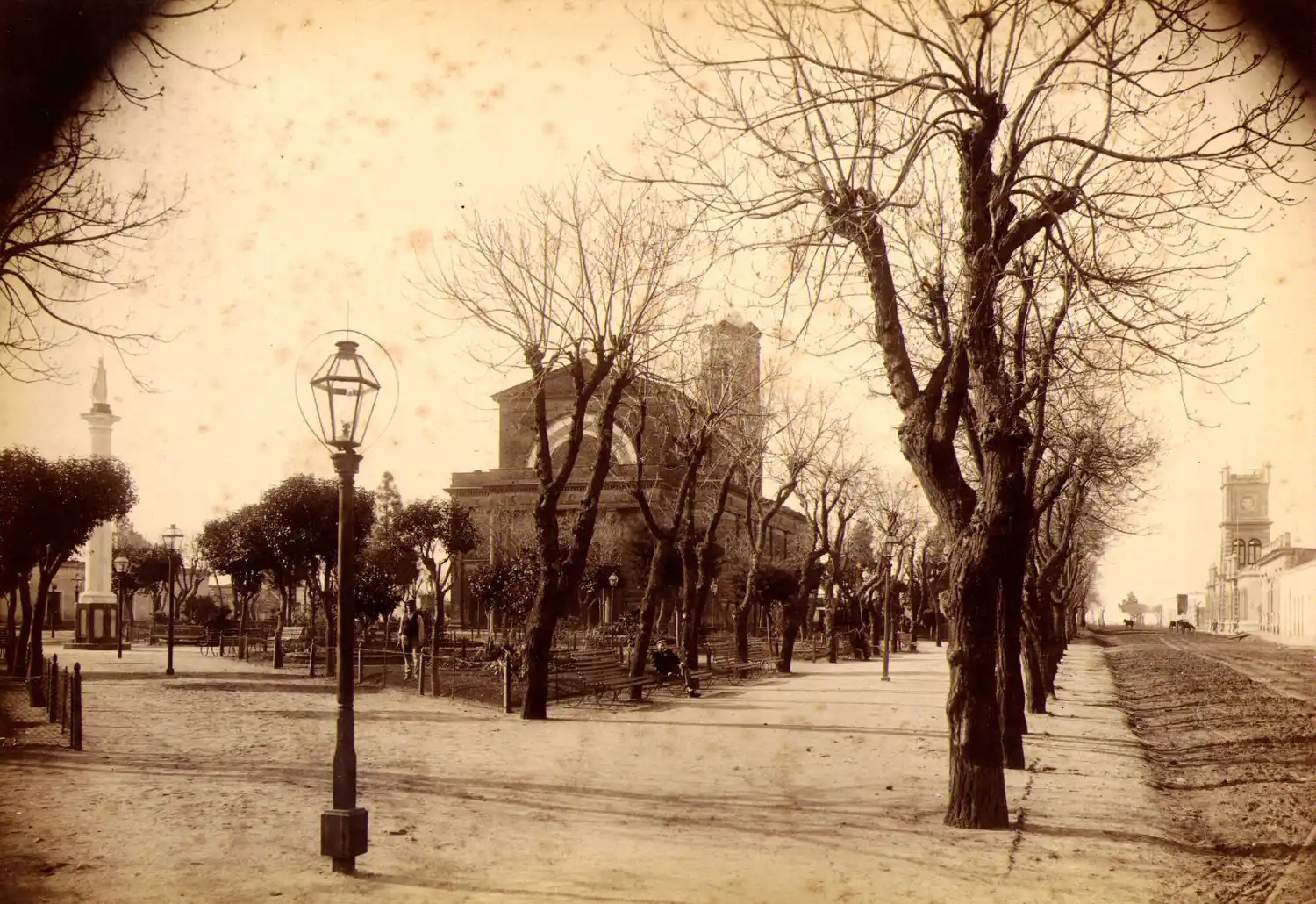 Todavía faltaba un siglo para la construcción de la iglesia y para que la Pirámide de Mayo luzca en la plaza Constitución.