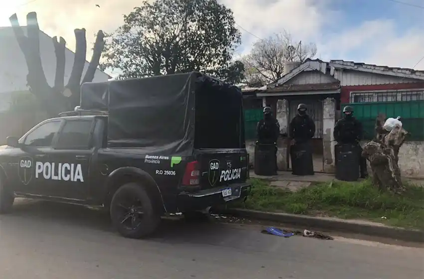 Discutió, lo apuñaló y amenazó de muerte con un revolver