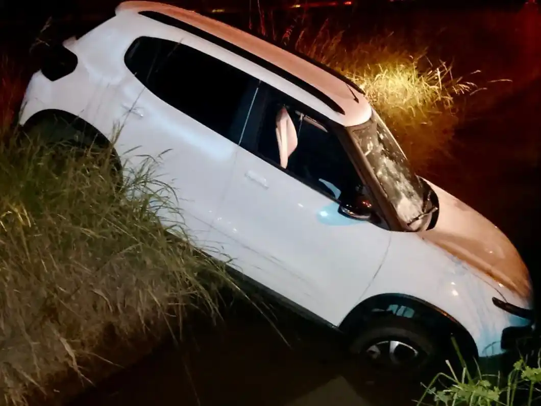 El Citroën C3 terminó dentro de una cuneta.