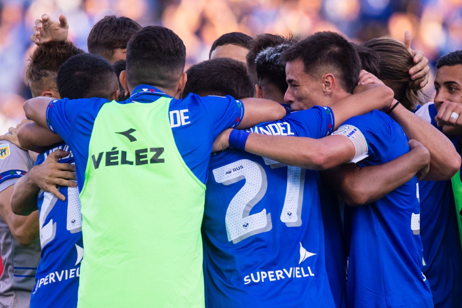 Vélez se quedó con un triunfo sufrido.