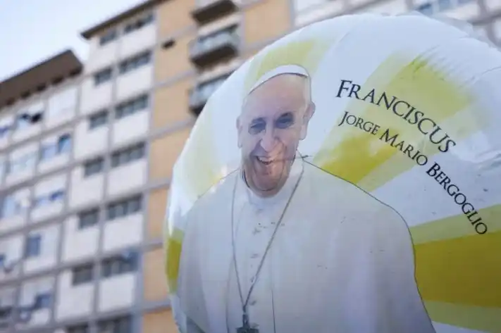 Un globo con una imagen del papa Francisco flota frente al hospital Gemelli, mientras es ingresado para recibir tratamiento, en Roma, Italia, el 3 de marzo de 2025.