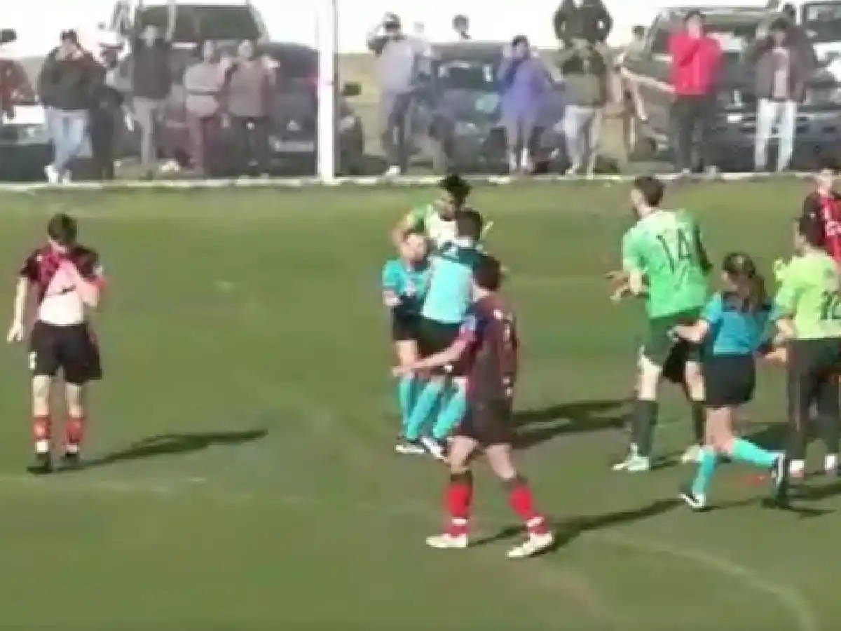 Piden la detención del futbolista acusado de golpear a la árbitra