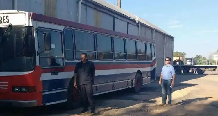 Retuvieron un transporte escolar sin habilitación