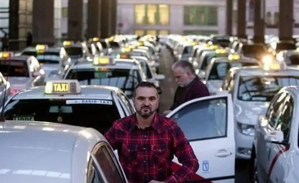 Madrid prohíbe a los taxistas usar camisas de flores y las redes estallan
