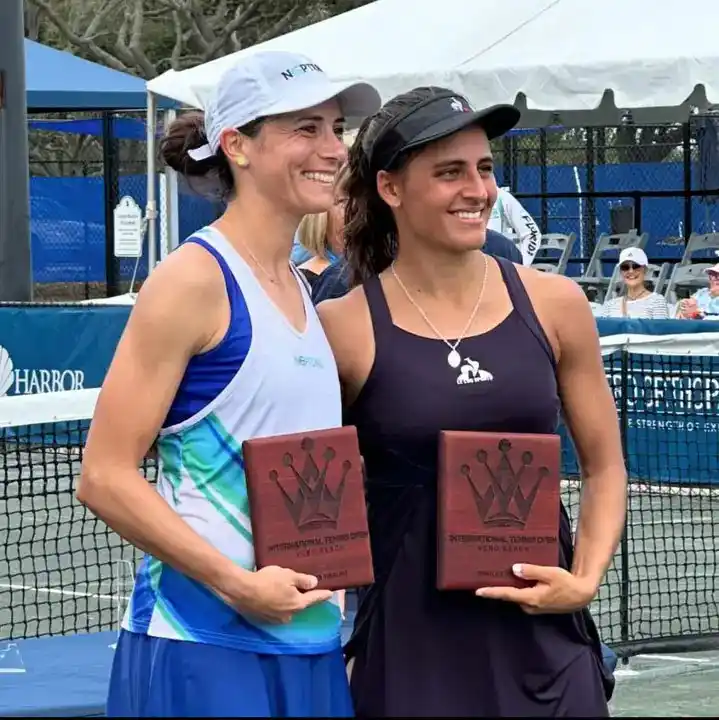 Lourdes Carlé con el trofeo, junto a la rumana Gabriela Lee.