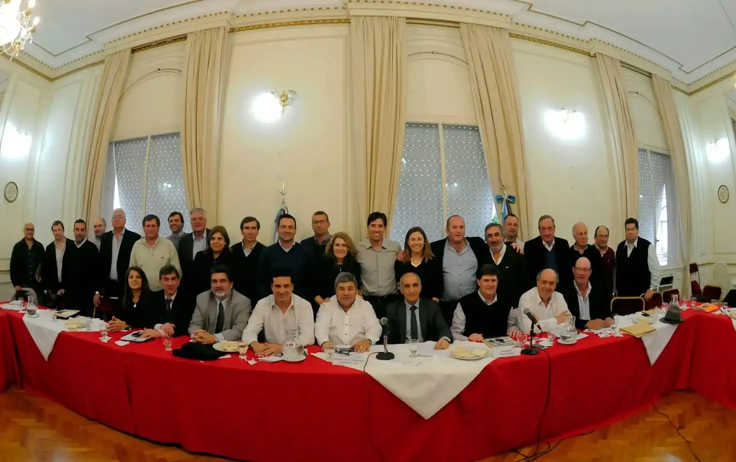 Cumbre entre Daniel Salvador y todos los intendentes radicales de la Provincia 