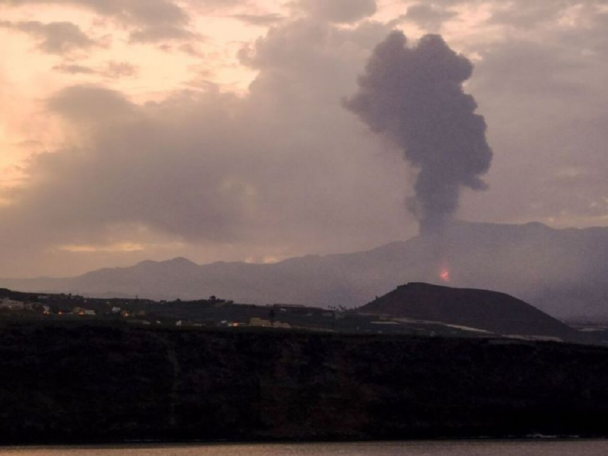 La Palma: temen que la lava del volcán llegue al mar y genere una nube tóxica