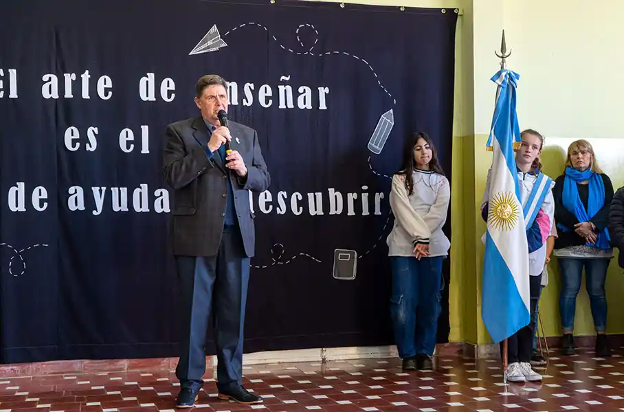 Emotiva ceremonia por el Día del Maestro en la Escuela 2