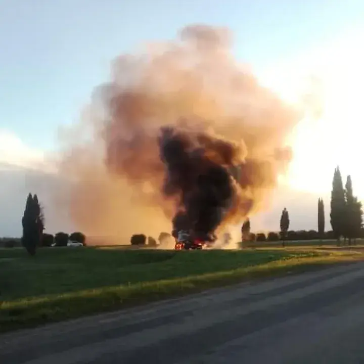 Incendio de camión en ruta 9: Bomberos sofocaron las llamas y las pérdidas fueron totales