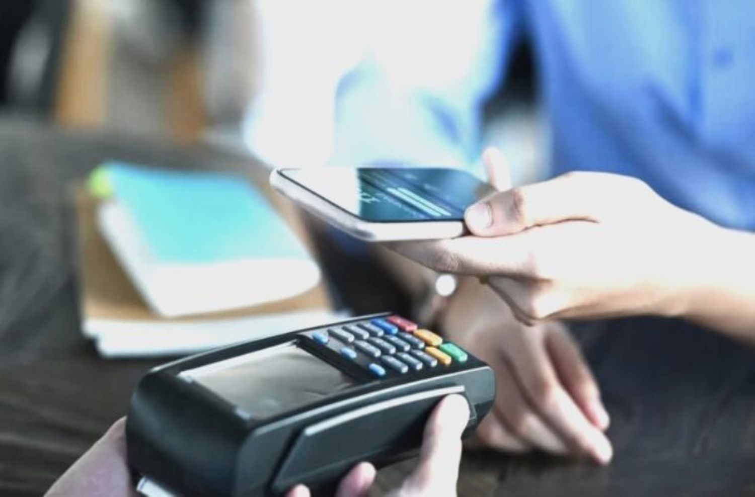 Sin billetes: los pagos por transferencia con celular superan los realizados con tarjetas de débito