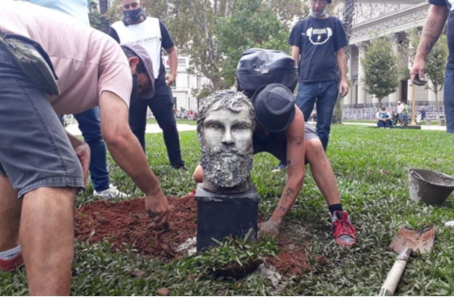 Retiran el busto de Santiago Maldonado en Plaza de Mayo