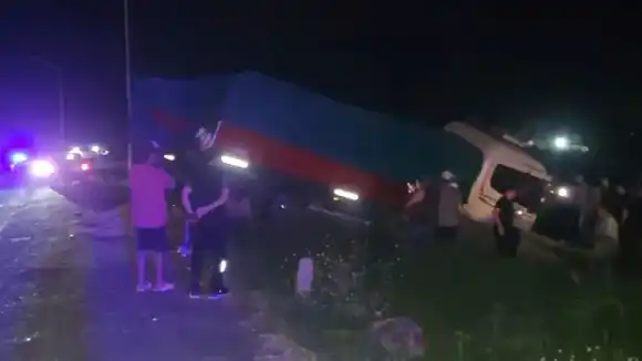 Camión cargado con soja despistó y bloqueó la Ruta 11 a la altura de Calchaquí