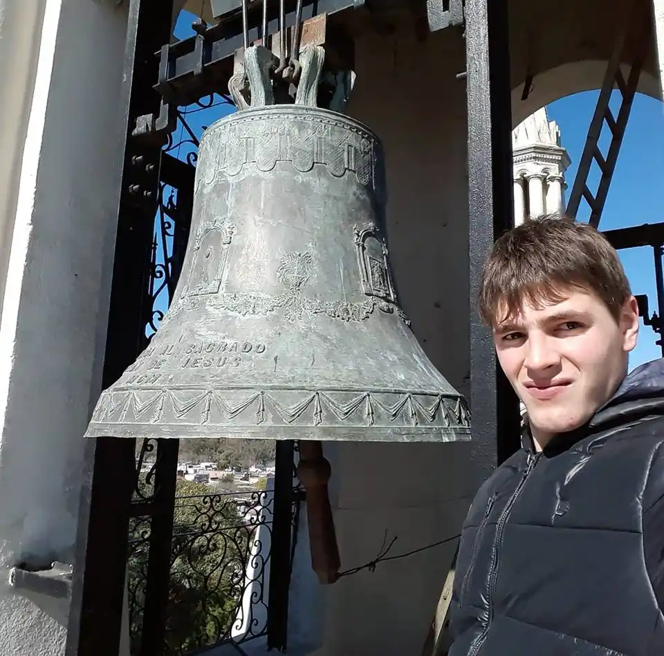 Javier Bello junto a la campana dedeicada al Sagrado Corazón de Jesús-