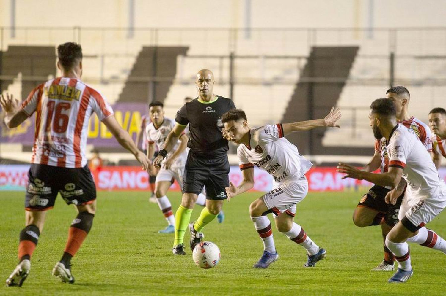 Sebastián Medina fue titular
en el duelo Barracas-Patronato