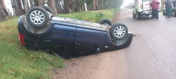 Dos personas heridas al volcar un auto en el camino de Guzzo en Gobernador Castro