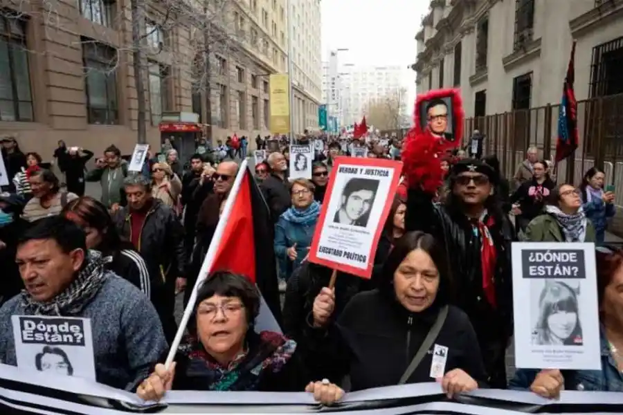 Violencia en Chile: incidentes y detenidos en la marcha por las víctimas de la dictadura de Pinochet