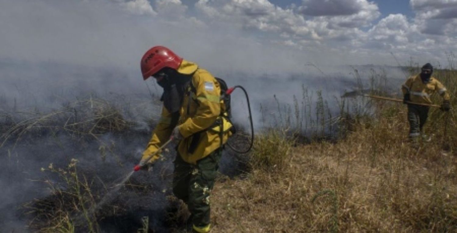 Bomberos combaten focos activos y aguardan nuevas lluvias