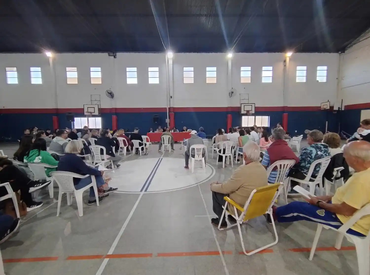 La asamblea en el gimnasio de Pescadores, este domingo.