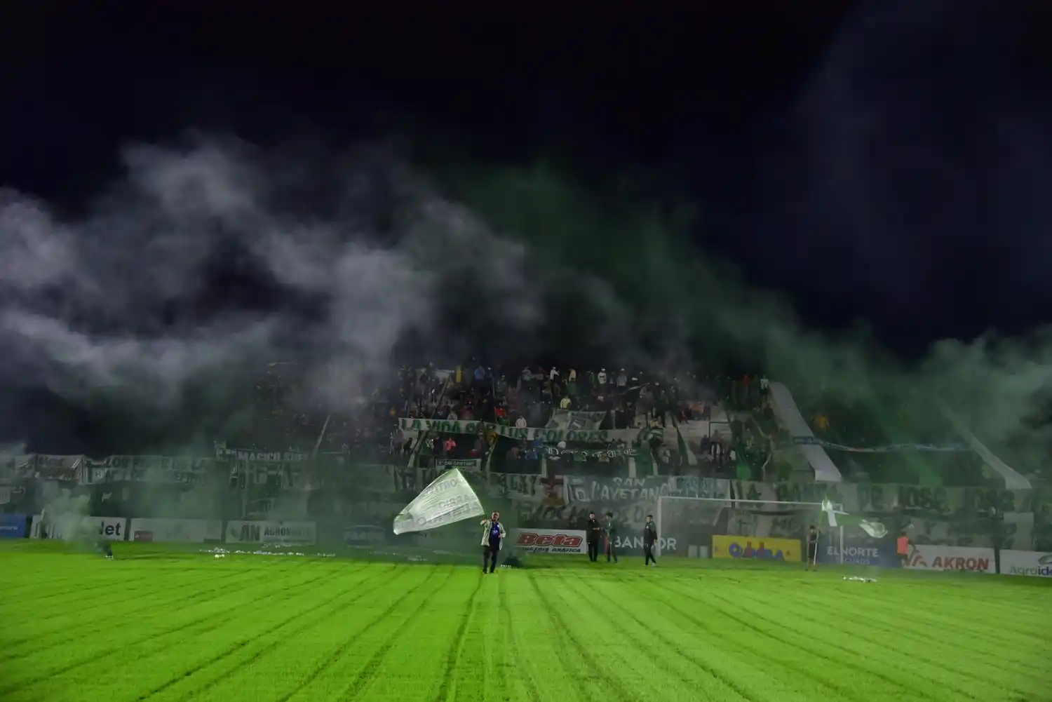 El estadio "Juan Pablo Francia" se prepara para un apasionante partido