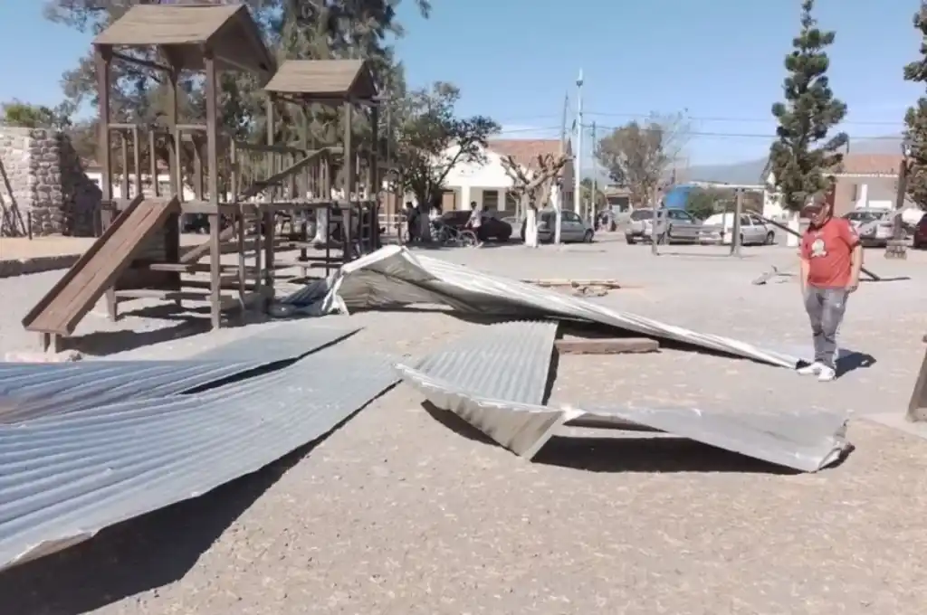 Los vientos provocaron la voladura de techos en viviendas y la caída de árboles.