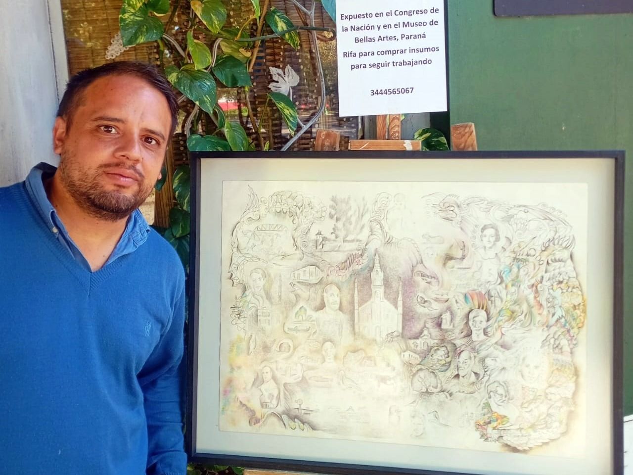 Nico Benítez junto a obra a sortearse.
