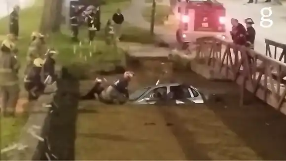 Un automovilista se descompensó y cayó con su auto a un pozo en Villa Gesell