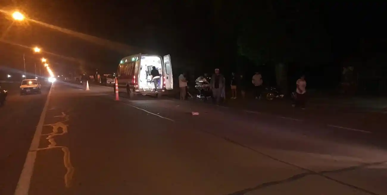 La ambulancia auxiliando a la joven, que luego murió en el hospital.