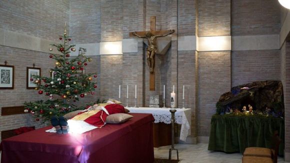 SE FILTRAN LAS PRIMERAS IMÁGENES de Benedicto XVI en capilla ardiente (+Fotos)