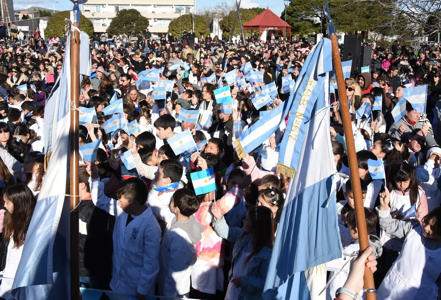 Alrededor de 850 estudiantes de cuarto año unieron sus voces para prometer su lealtad a la Bandera.