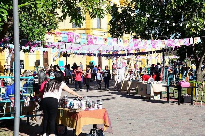 Jofré agasajó a las madres en la feria emprendedora