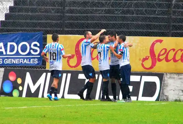 Alma, corazón y vida: así Juventud rescató un punto frente a Almagro