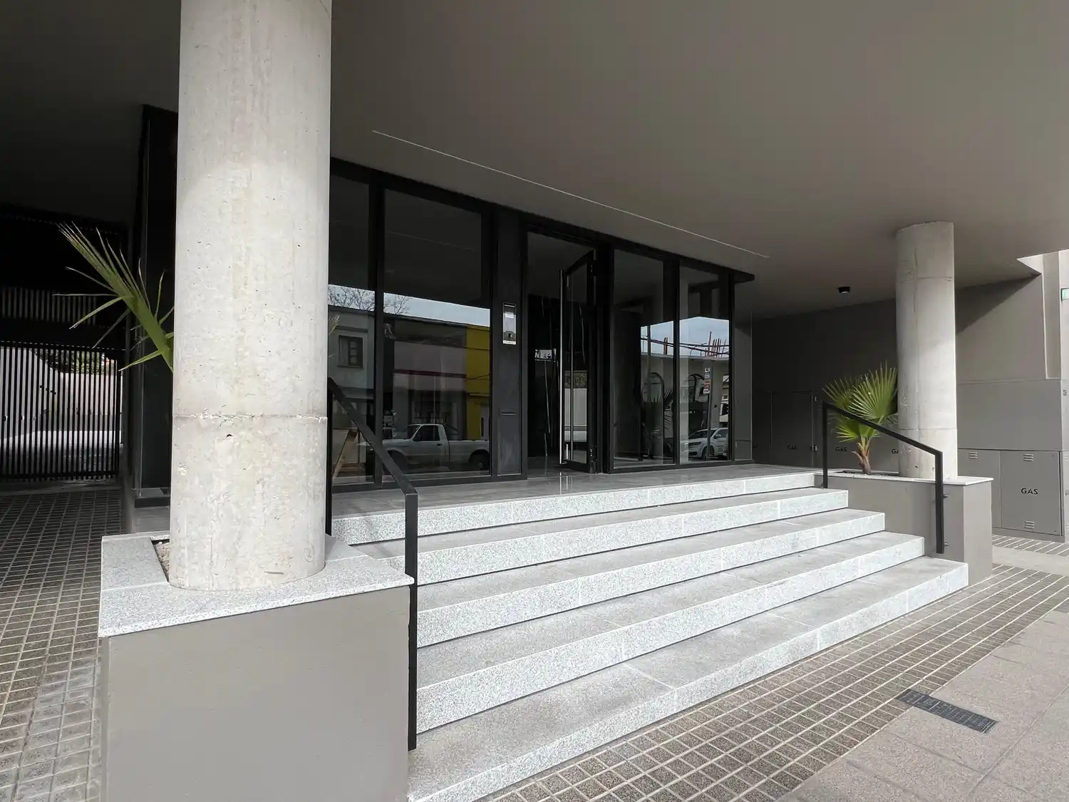 El hall de entrada del nuevo edificio de Pinto 325.