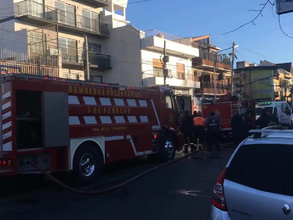 Dos bomberos muertos en un departamento en Caseros