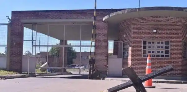 Guardia con coronavirus en el penal de Melchor Romero donde están alojados los rugbiers