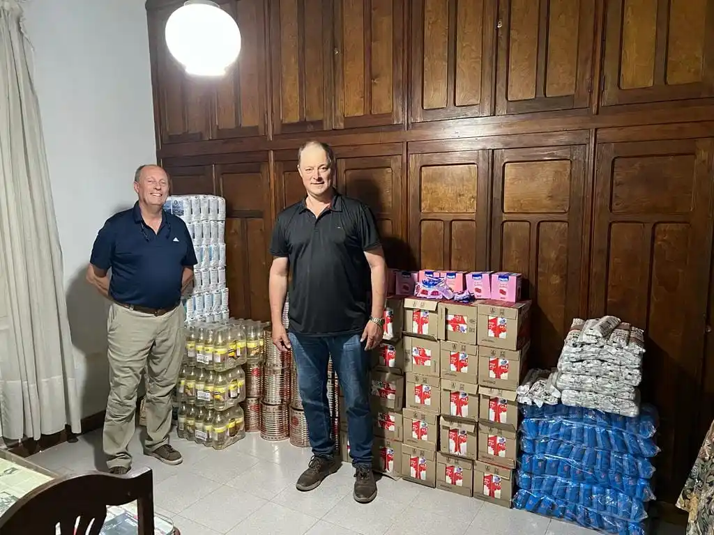 Club 24 de Abril donó alimentos al Hogar de Ancianos