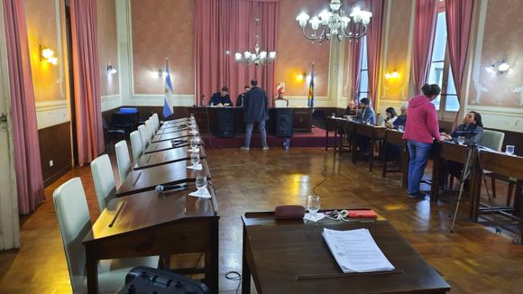 Por el paro general, los concejales que responden a Salazar no fueron a sesión y hubo que levantarla