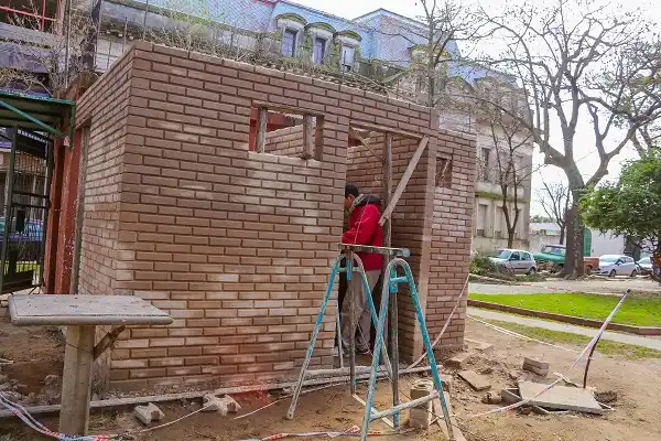 Con ladrillos ecológicos se construyen baños en Plaza Urquiza 