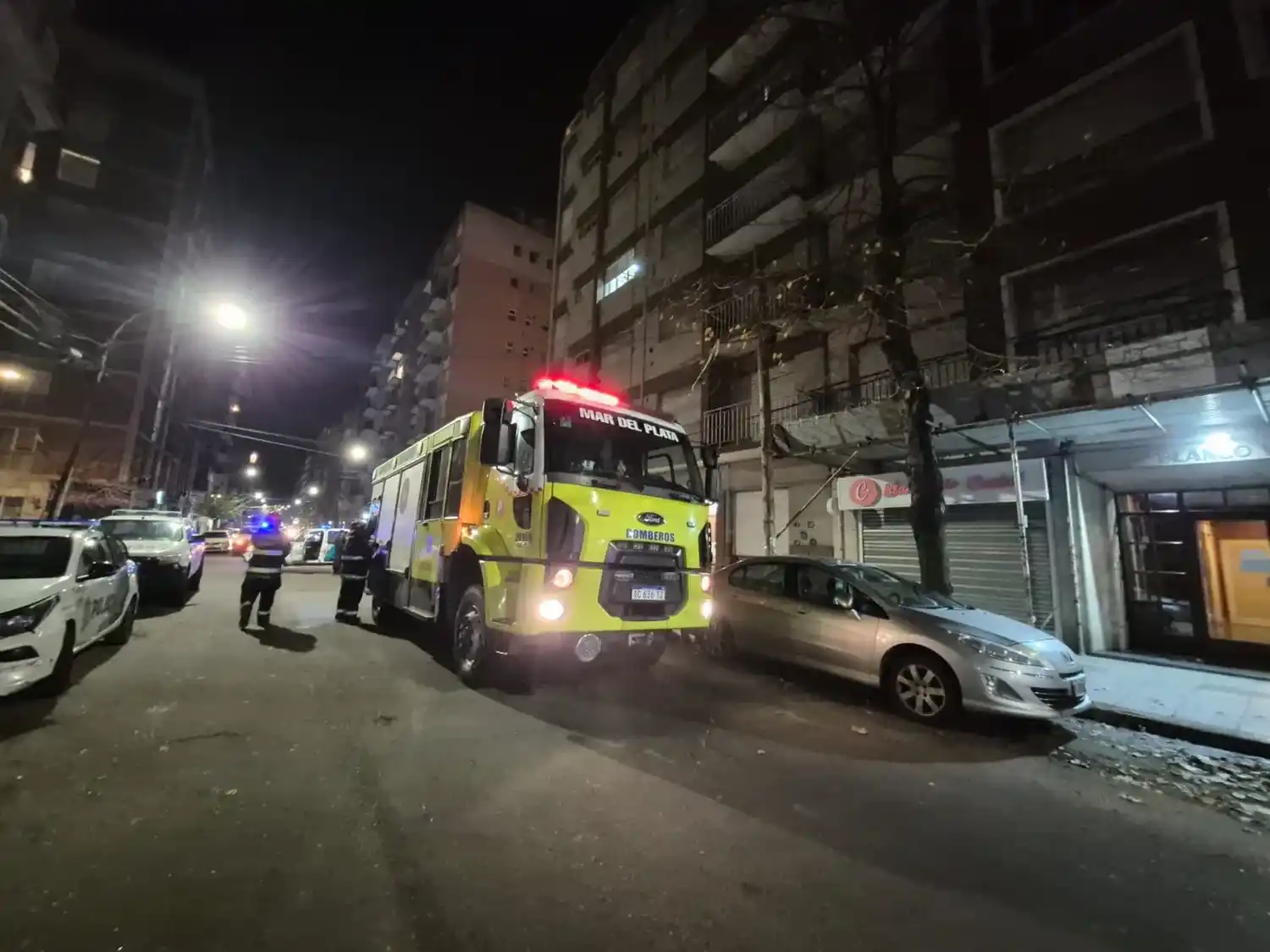 Como consecuencia del incendio del martes por la noche, se registraron daños en la pared exterior y el revoque del balcón, aunque no hubo propagación hacia otros sectores del edificio.