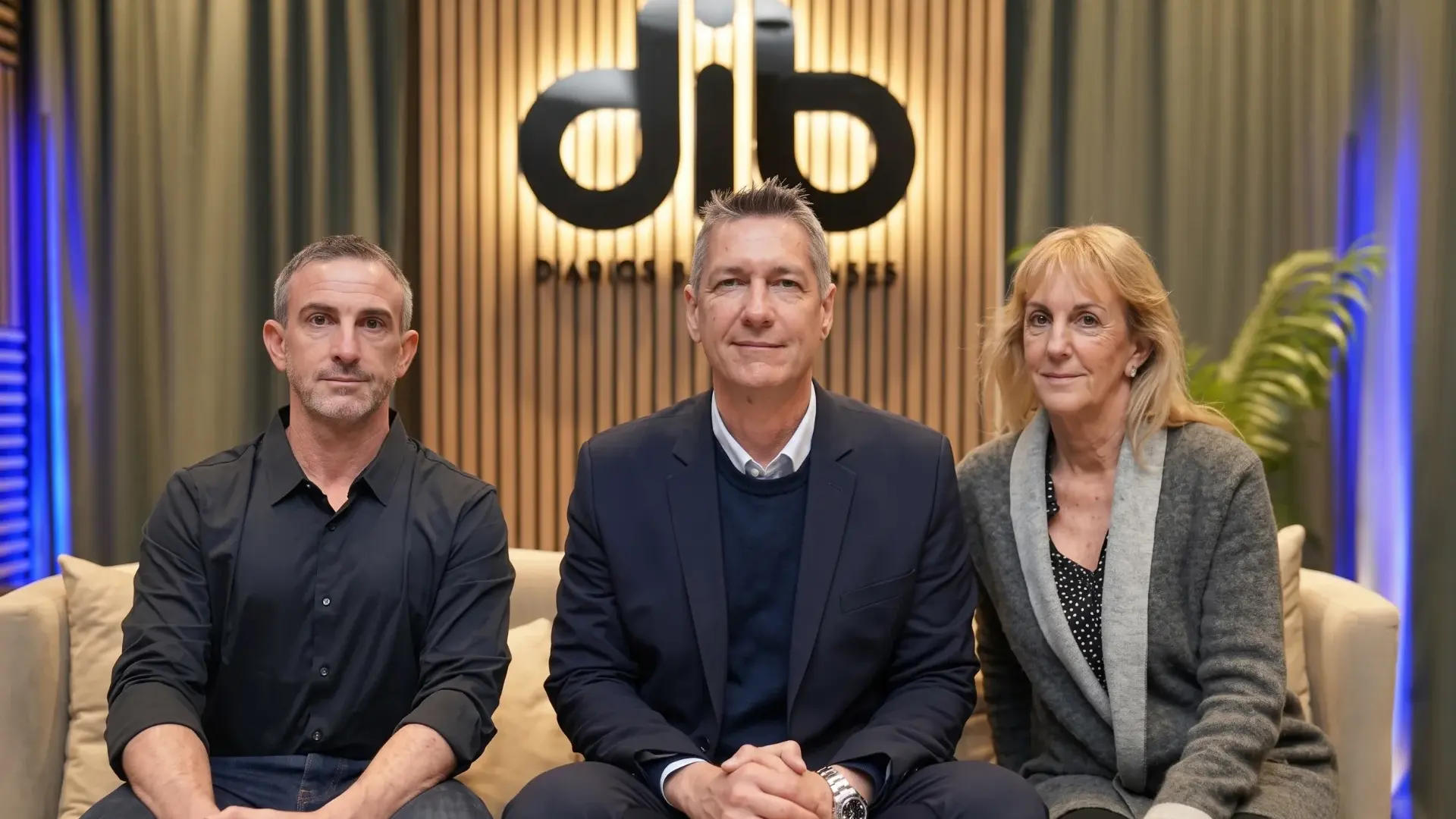 Gonzalo Julián Irazoqui, presidente de la agencia DIB, junto a Ramona Maciel, vicepresidenta, y Fernando Curas, director.