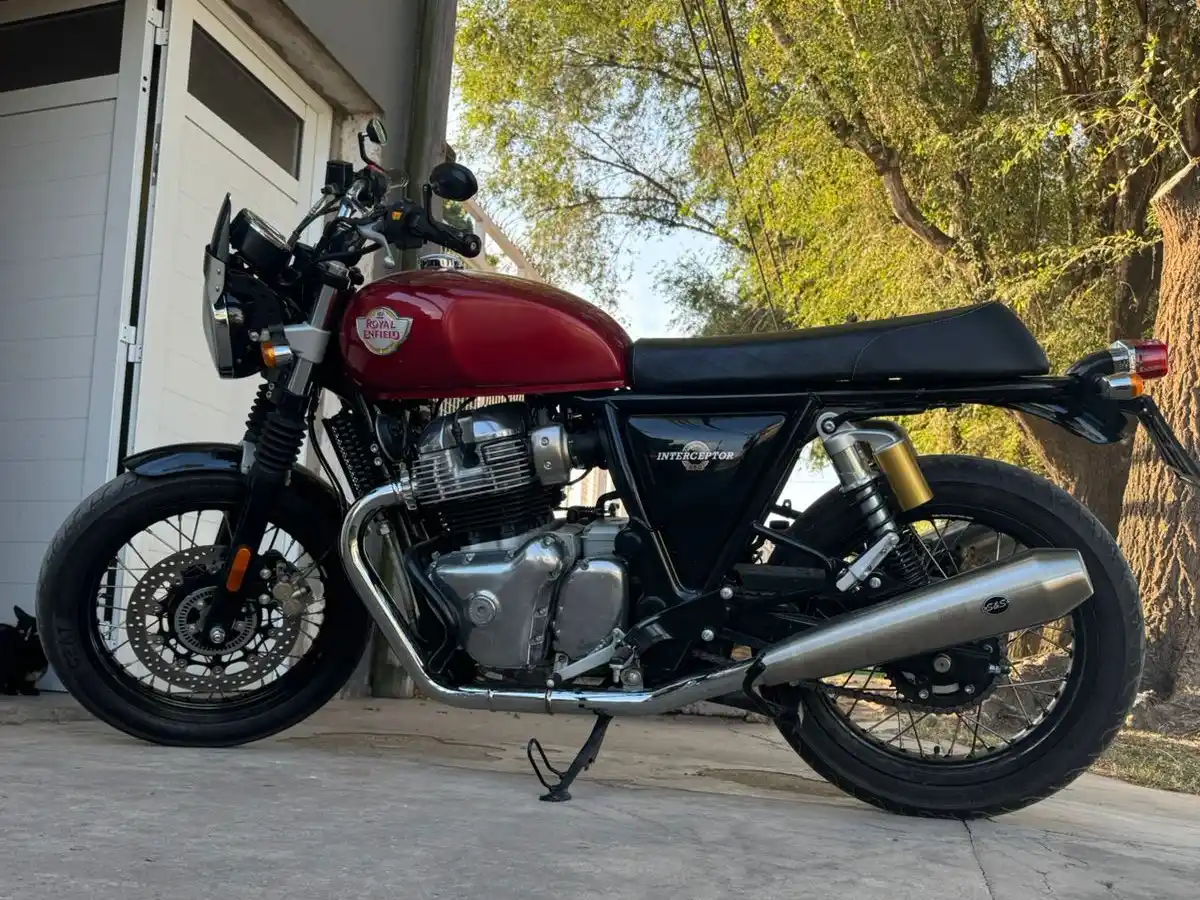 La moto robada es una Royal Enfield Interceptor 650 cc, patente A167IKR, adquirida hace un mes.