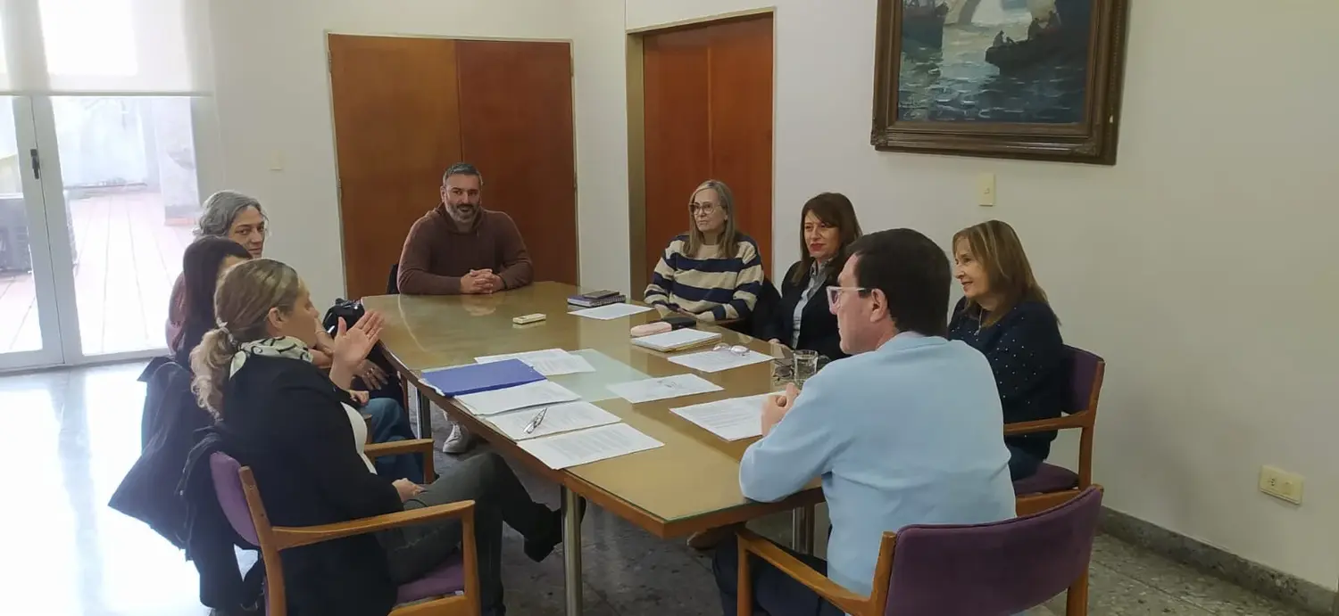 El intendente Juan Carlos Chalde junto a representantes de la Escuela Nº32